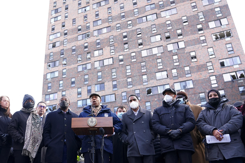 뉴욕 아파트 화재 사망자 17명으로 정정… “문 안닫혀 큰 피해”
