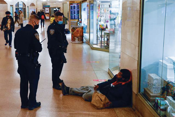 묻지마 살인 등 노숙자 문제 골머리… 뉴욕 “지하철서 추방”