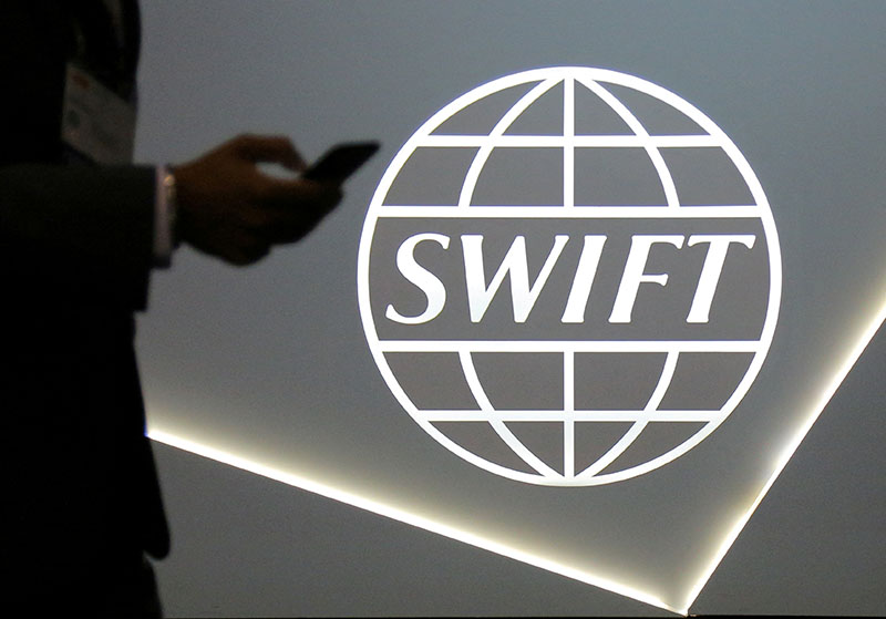 러시아 은행들 SWIFT서 차단… ‘금융 핵무기’ 될까