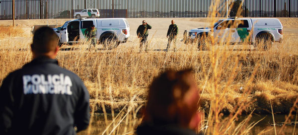 미·멕시코 이민당국 국경 합동 순찰