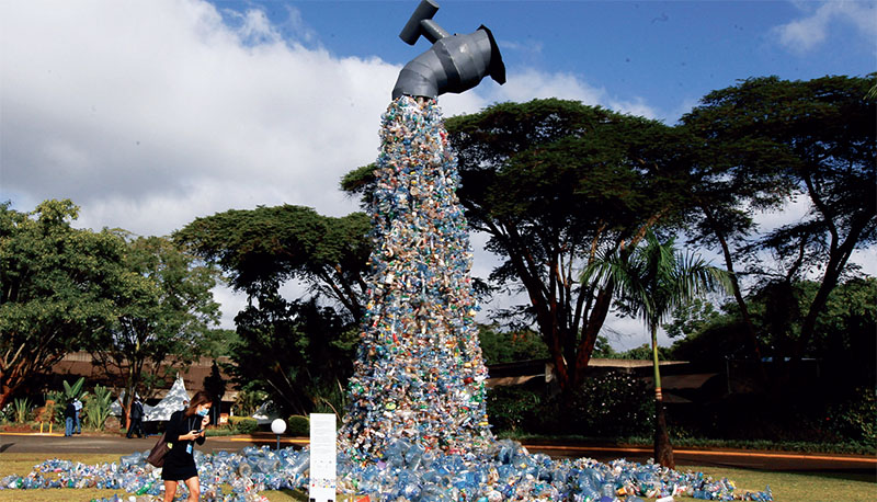 “쓰레기 수도꼭지를 멈춰라”…  유엔환경회의장 설치작품