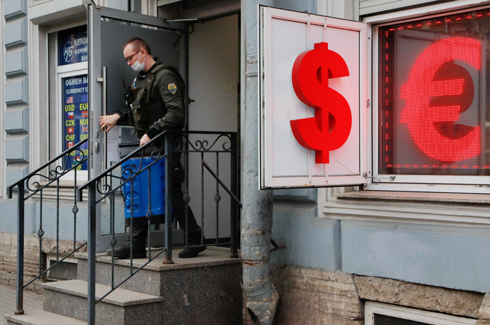 [우크라 침공] “이 정도로 아플 줄은”…달러의 힘 실감하는 러시아