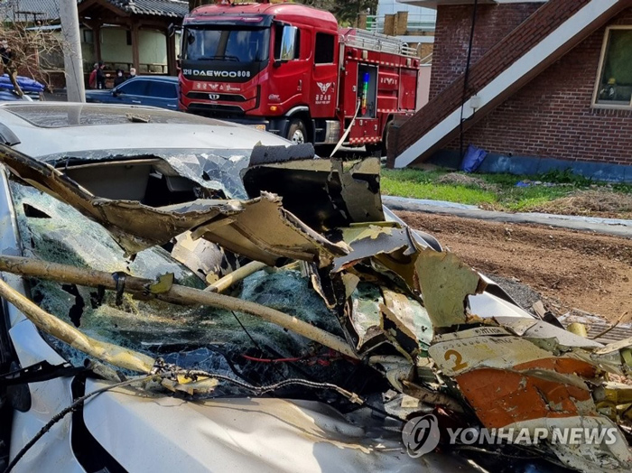 한국 공군 훈련기 2대 충돌 추락에 민가 교회 지붕·차량 피해