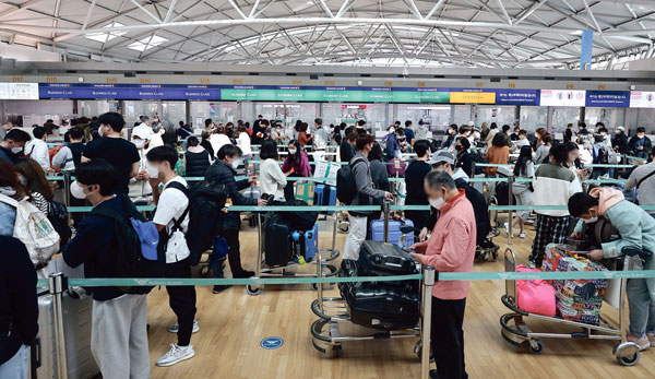 해외여행객 급증… 다시 북적이는 인천공항