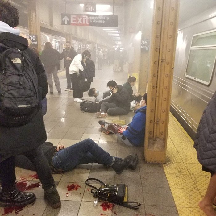 지옥이 된 뉴욕 출근길 지하철…연막탄 터뜨린 뒤 무차별 총격