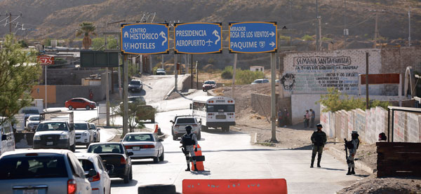 “주정부가 멕시코 국경서 이민자 막아라”