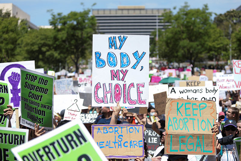 美 전역서 낙태권 폐지 반대 시위… “분노의 여름 될 것”