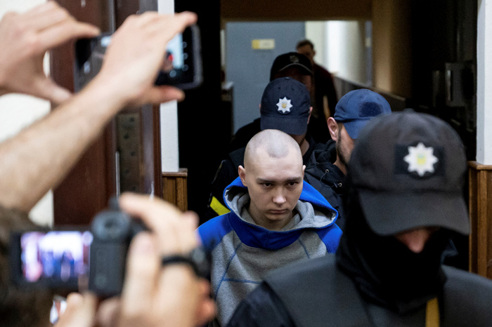 우크라 첫 전범재판서 러 병사에 종신형 구형… “용서해달라”
