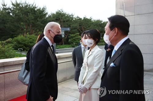 [한미정상회담] 김건희 여사, 중앙박물관서 바이든과 만났다…전시 관람