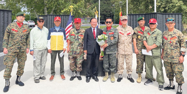 한국전 참전 용사 기념비 매주 청소