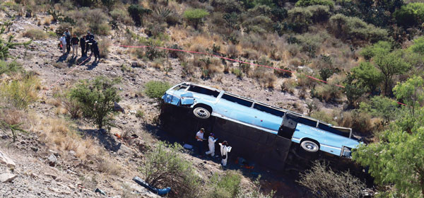 미국행 이민자 탄 버스 추락 6명 사망