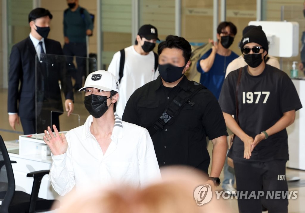 BTS, 미국 백악관 방문 마치고 귀국…인천공항에 ‘구름인파’