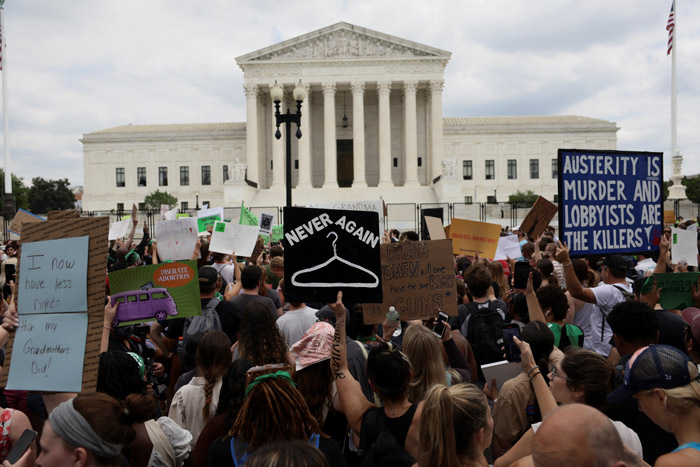 “곧바로 낙태 금지” · “죽기로 낙태권 수호”…둘로 쪼개진 미국