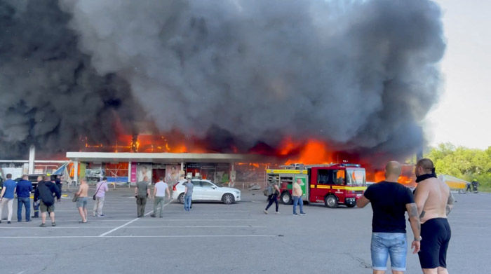 1천명 있던 우크라 쇼핑센터에 러 미사일 떨어져…13명 사망
