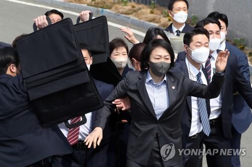 박근혜 전 대통령에 소주병 던진 40대 징역 3년 구형