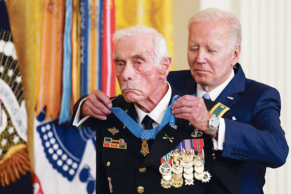바이든 대통령, 명예의 메달 수여