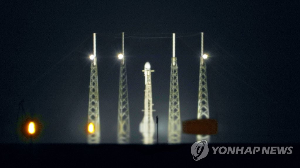 한국 첫 달탐사선 ‘다누리’ 오늘 미국서 발사…기립 완료