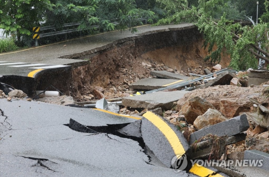 도로 꺼지고 건물 잠기고…물벼락 쏟아진 서울 도심 마비
