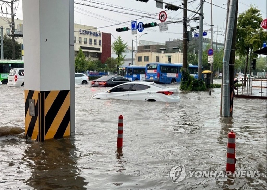 도로 꺼지고 건물 잠기고…물벼락 쏟아진 서울 도심 마비