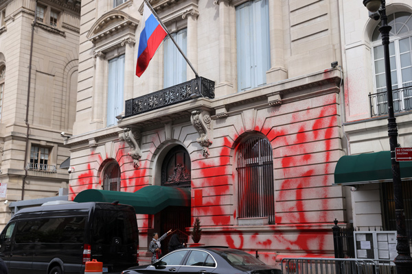 뉴욕 러시아영사관에 붉은색 페인트 공격…범인 못찾아