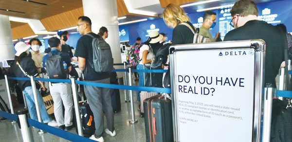 리얼 ID 시행 앞두고 LA 국제공항에 대형 안내문 설치