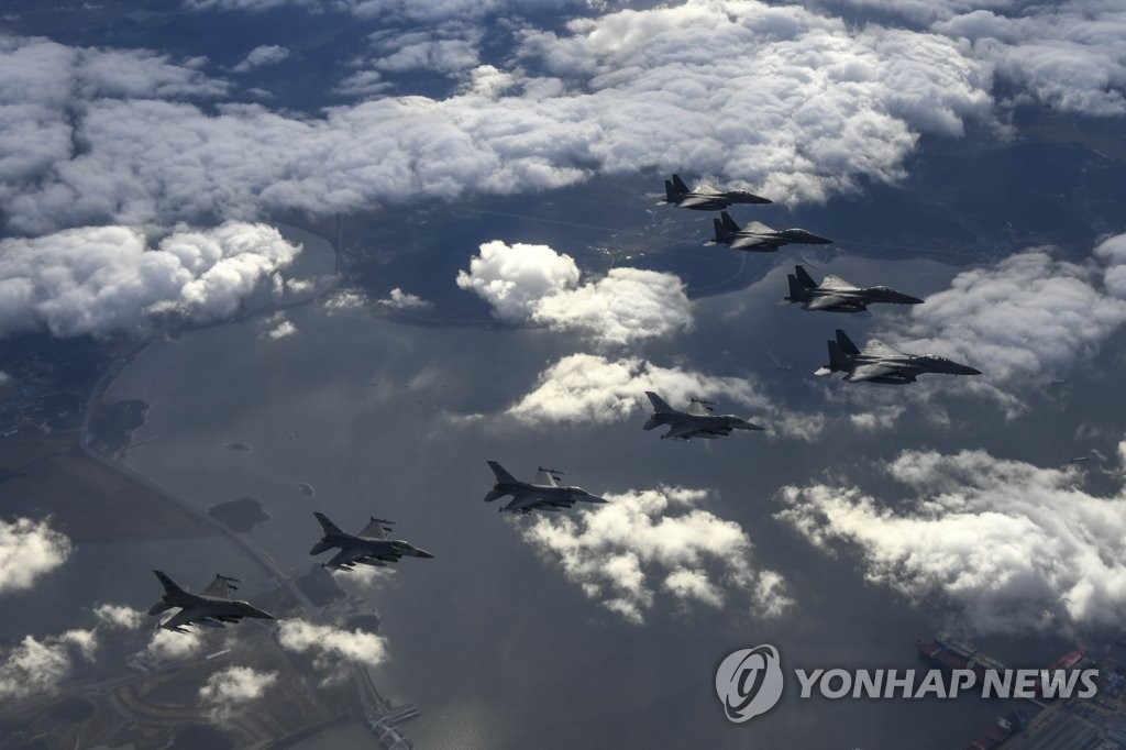 北, 전투기·폭격기 등 12대 무력시위…F-15K 등 30여대 대응