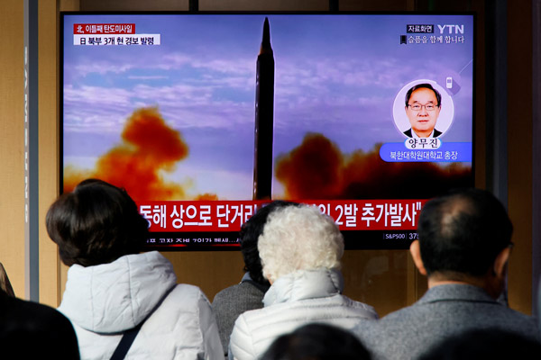 북한, 야간에 또 탄도미사일… ‘한미공중훈련 연장’ 비난 후 3발