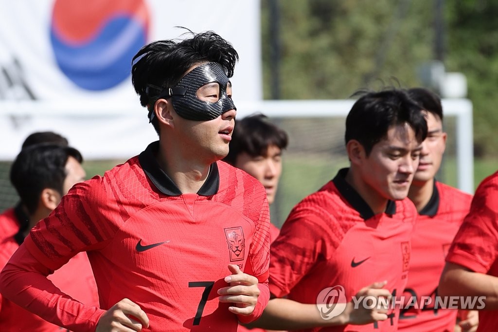 [월드컵] ‘마스크맨’ 손흥민 떴다…입성 첫날 그라운드서 훈련