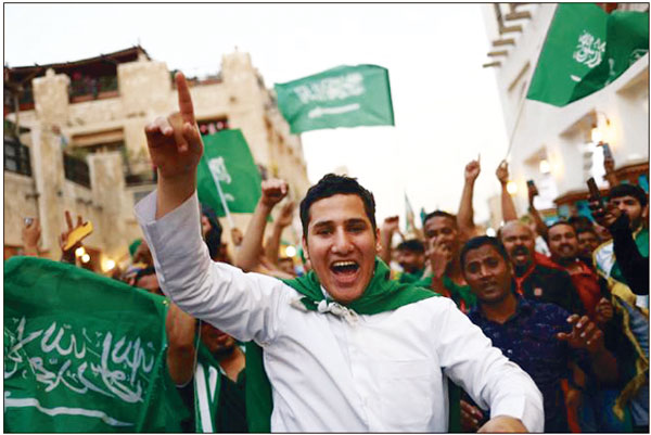 총 맞댄 적도 “사우디 축하” 아랍은 축제 중