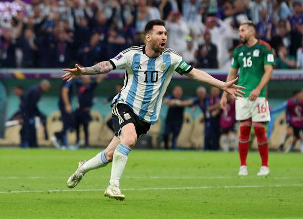 [월드컵] ‘메시 결승골’ 아르헨티나, 멕시코 2-0 완파하고 ‘기사회생’