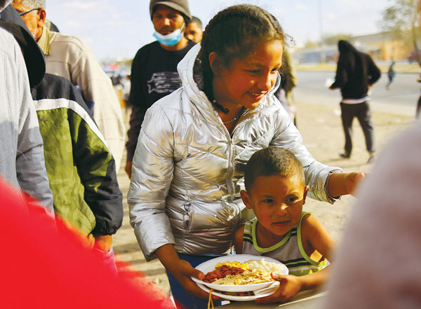 국경 이민자 캠프  추수감사절 식사