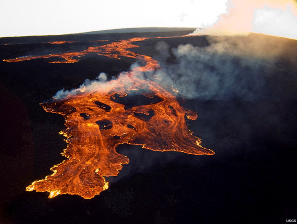세계 최대 하와이 활화산 38년 만에 분화… 정상부 용암 분출