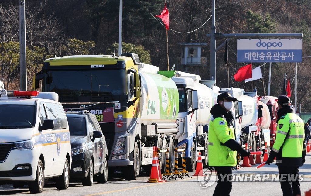 한국 정부, 5일부터 화물차주 제재 착수…압박 수위 높인다