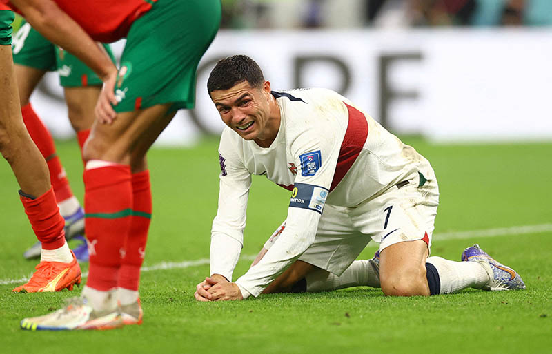 [월드컵] 끝내 들지 못한 트로피…눈물로 끝난 호날두의 ‘라스트 댄스’