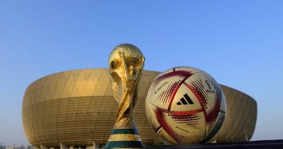 [월드컵] 4강·결승용 황금색 공인구 ‘알 힐름’ 공개…친환경 소재