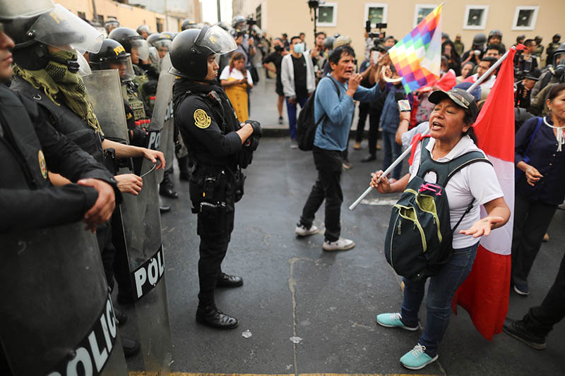 혼돈의 페루…도심 광장 ‘장갑차’ 너머 시위 물결