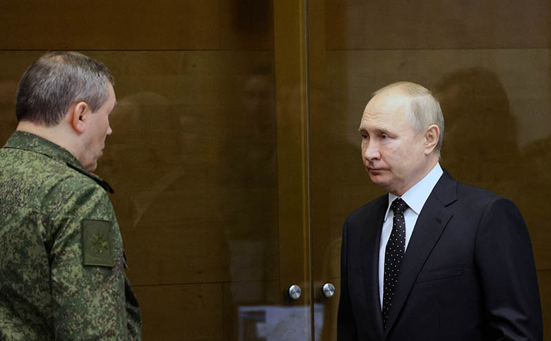 ‘사면초가’ 푸틴, 군사령관들 소집… “우크라 작전 의견 내달라”