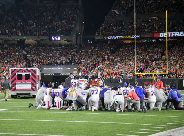 심폐소생술 받는 동료 위해 무릎 꿇고 둘러싼 NFL 선수들