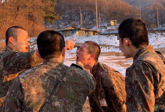 ‘군인’ 방탄소년단 진, 화생방 훈련 포착..눈물·콧물 쏙 뺐네