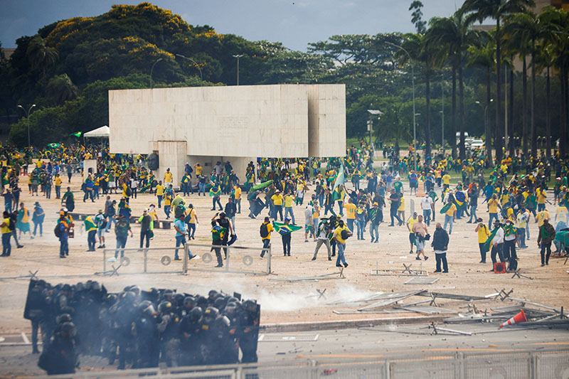 ‘브라질판 1·6사태’…폭도에 의회·대통령궁·대법원 다 뚫렸다