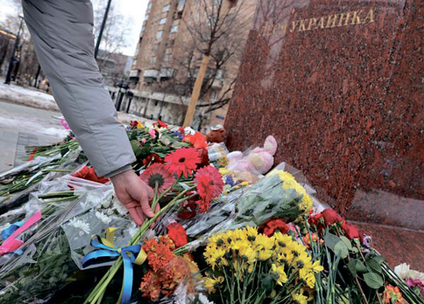 꽃을 든 모스크바, 푸틴 향한 ‘소리 없는 아우성’