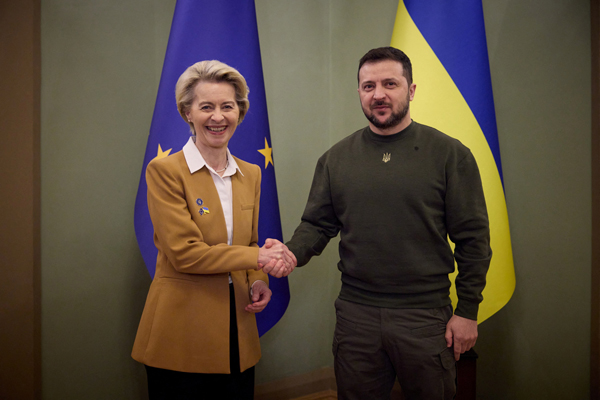 “확고한 지지” EU, 우크라 군사지원 강화…러에는 10차 제재