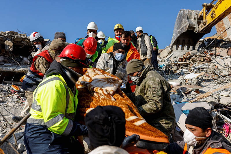 지진 사망자 3만3천명 넘어…실낱희망 속 159시간 ‘기적의 구조’