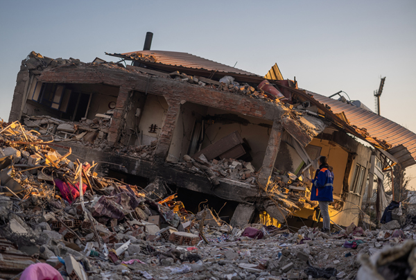 튀르키예·시리아 사망 4만6천명 넘겨…13일 버틴 일가족 구조