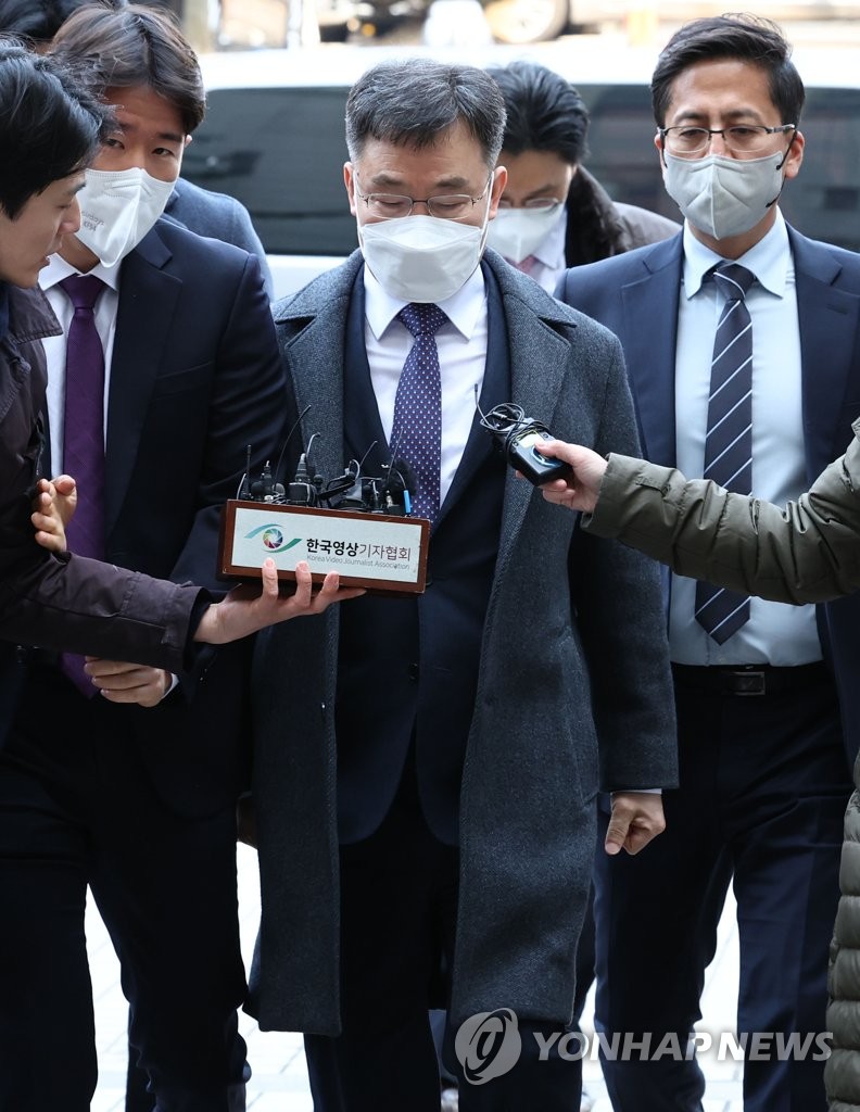 재구속 된 김만배… ‘재판거래’·’428억원 약속’ 입열까