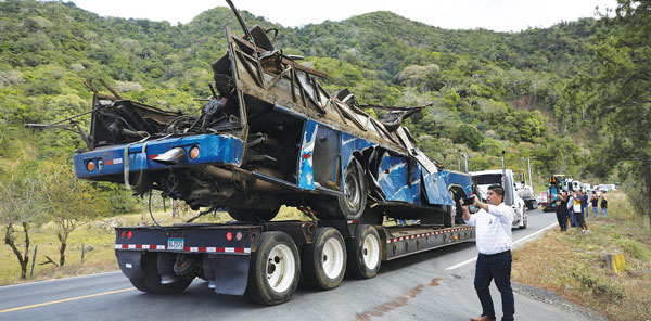 파나마서 이민자 수송버스 절벽 추락 “최소 33명 사망”
