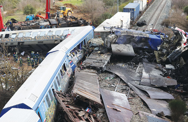 200여명 사상·실종… 그리스 열차 충돌 참혹 현장