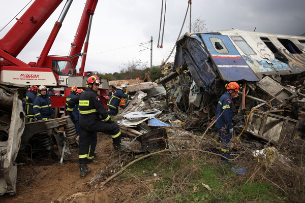 그리스 열차충돌 사망자 57명으로 늘어…슬픔에서 분노로