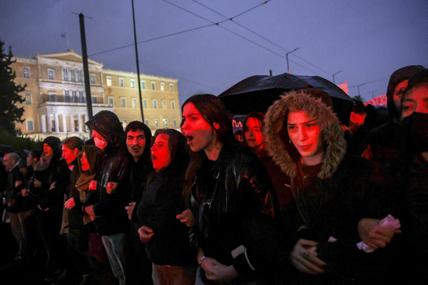 그리스 열차충돌 사망자 57명으로 늘어…슬픔에서 분노로