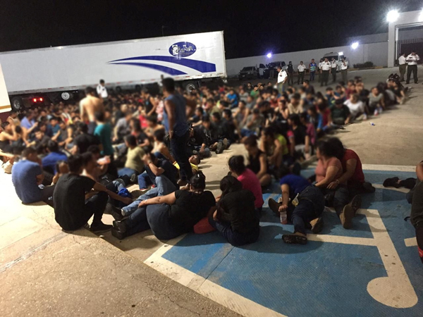 멕시코서 이주민 343명 탄 화물차 발견…운전자 도망